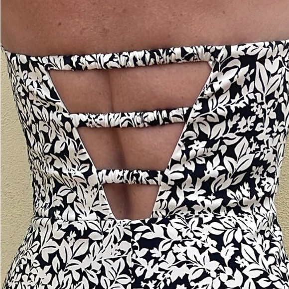 Black White Floral Halter Dress
White House Black Market Sz 6 - Picture 5 of 7